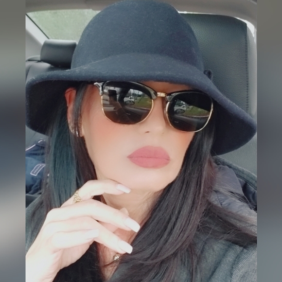 Meet your Posher, Oana - Picture 1 of 1